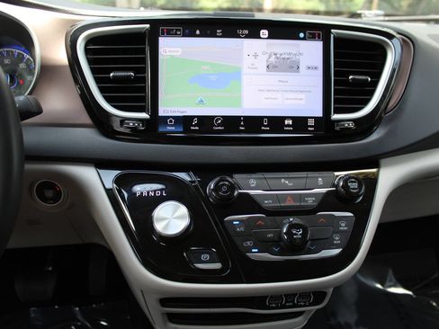 Used 2023 Chrysler Voyager LX FWD image 20