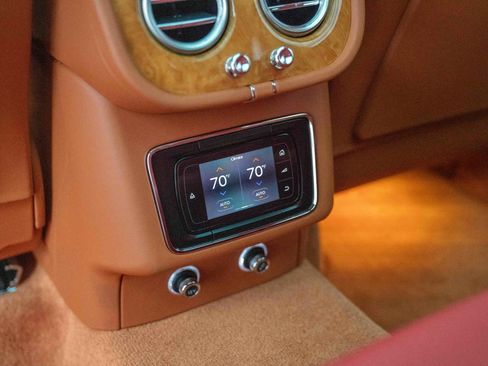 Used 2017 Bentley Bentayga image 49