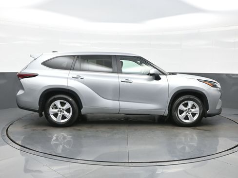 Used 2024 Toyota Highlander LE AWD/4WD image 7