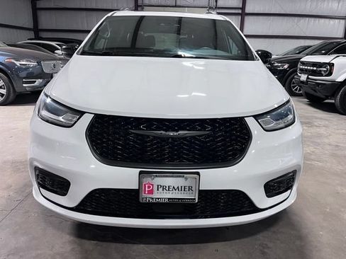 Used 2023 Chrysler Pacifica Limited w/ Uconnect Theater Family Group FWD image 8