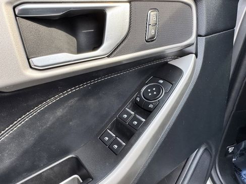 Used 2022 Ford Explorer XLT image 18