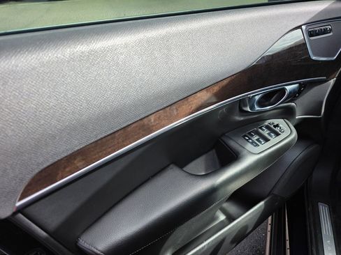 Used 2019 Volvo XC90 T5 Momentum w/ Protection Package Premier FWD image 17