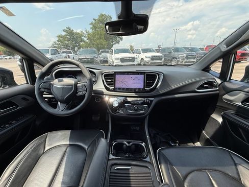 Used 2025 Chrysler Pacifica Limited FWD image 29
