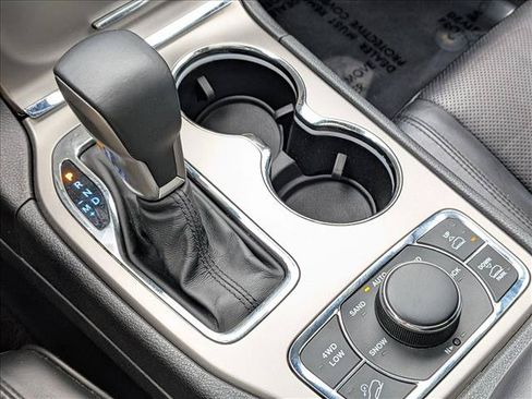 Used 2018 Jeep Grand Cherokee Overland AWD/4WD image 12