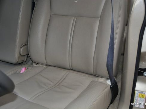 Used 2010 Lincoln Town Car Signature Limited image 15