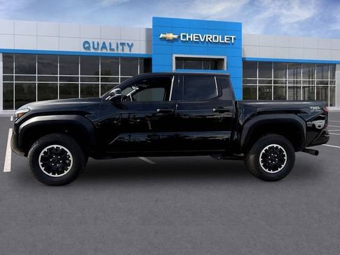 Used 2025 Toyota Tacoma TRD Off-Road w/ TRD Off Road Upgrade Package AWD/4WD image 4