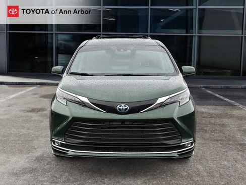 Used 2024 Toyota Sienna XLE w/ XLE Plus Package AWD/4WD image 5