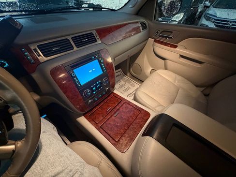 Used 2011 Chevrolet Tahoe LTZ RWD image 16