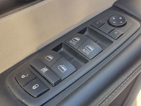 Used 2024 Chrysler Pacifica Touring-L image 13