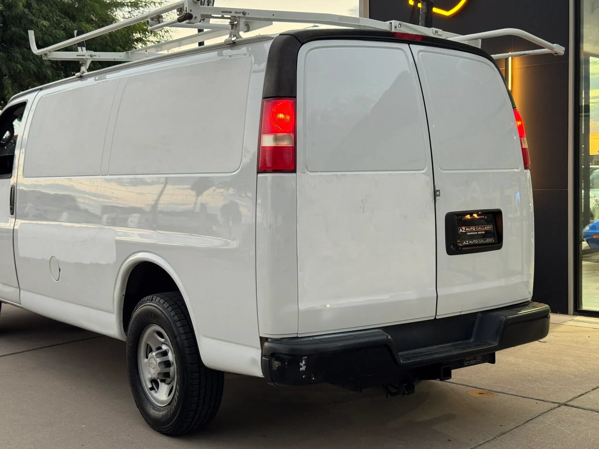 Used 2018 Chevrolet Express 2500 w/ Driver Convenience Package RWD image 29