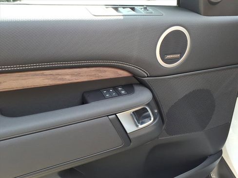 New 2026 Land Rover Discovery Dynamic SE image 10