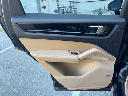 Used 2019 Porsche Cayenne image 43
