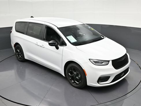Used 2024 Chrysler Pacifica Limited FWD image 25