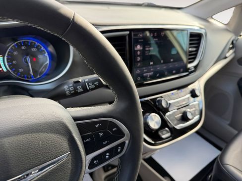 Used 2024 Chrysler Pacifica Touring-L image 19