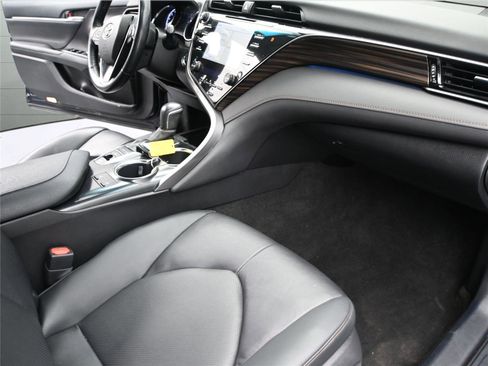 Used 2020 Toyota Camry XLE image 17