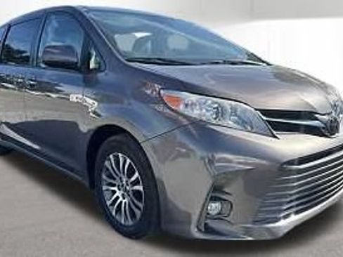 Used 2020 Toyota Sienna XLE FWD image 2