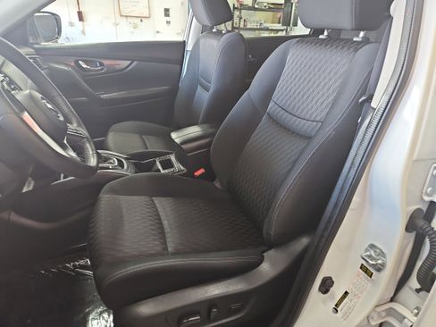 Used 2017 Nissan Rogue SV image 9