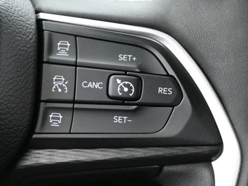 Used 2023 Jeep Grand Cherokee L Laredo AWD/4WD image 7