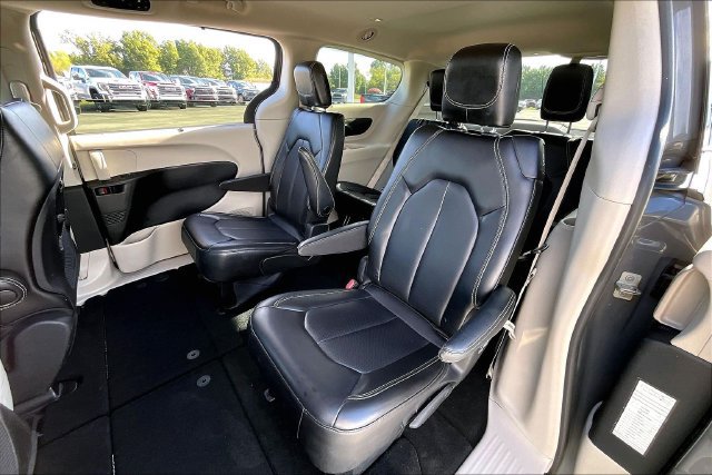 Used 2023 Chrysler Pacifica Touring-L FWD image 22