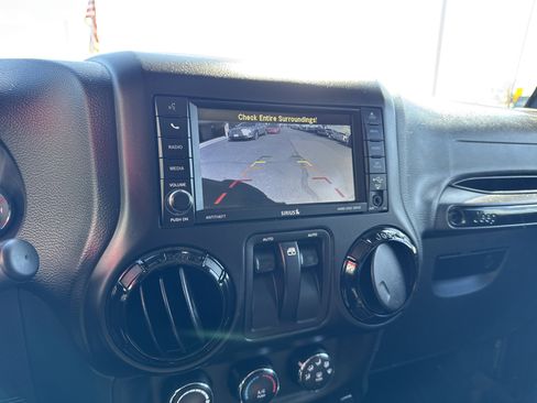 Used 2017 Jeep Wrangler Sahara image 10