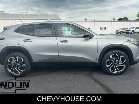 Used 2024 Chevrolet Trax RS w/ Sunroof Package image 2