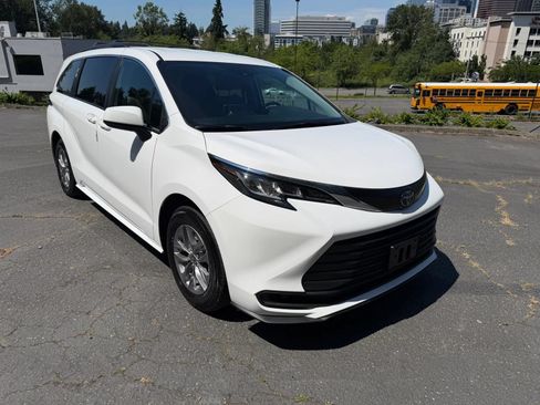 Used 2022 Toyota Sienna LE AWD/4WD image 7