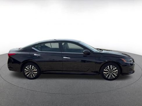 Used 2025 Nissan Altima 2.5 SV FWD image 13