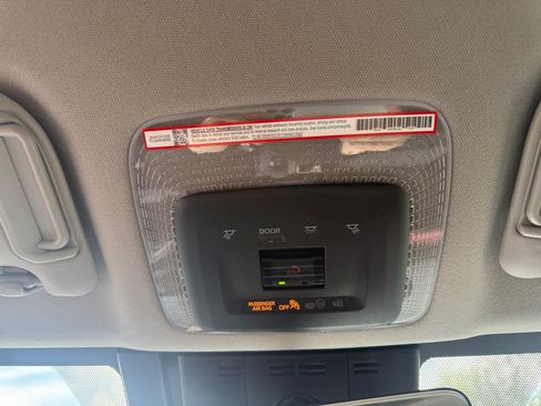Used 2025 Toyota Prius Plug-In Hybrid FWD image 31