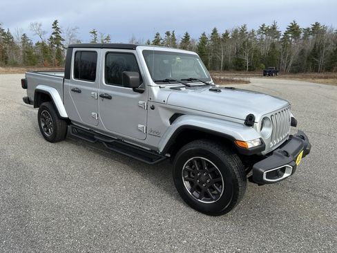 Used 2023 Jeep Gladiator Overland image 3
