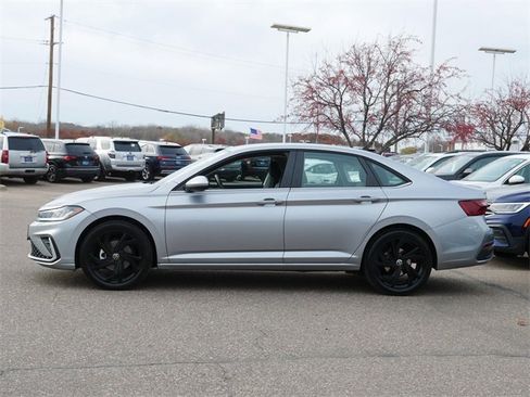 Certified 2025 Volkswagen Jetta SE image 4