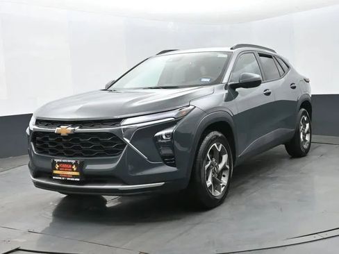 Used 2025 Chevrolet Trax LT image 1