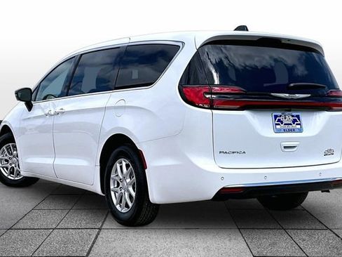 New 2026 Chrysler Pacifica Select image 3