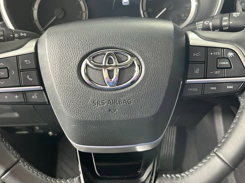 Used 2023 Toyota Highlander L image 18
