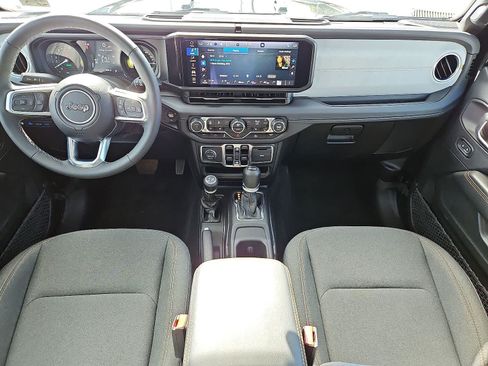 Used 2025 Jeep Wrangler Unlimited Sahara AWD/4WD image 11