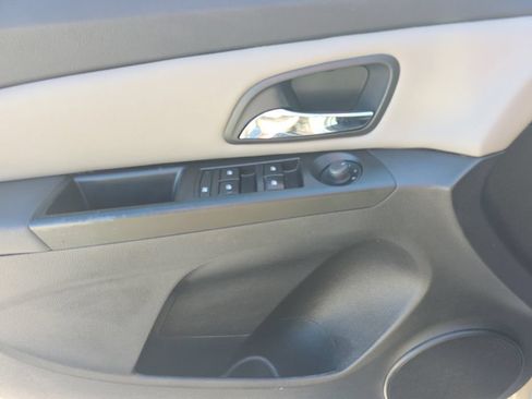 Used 2014 Chevrolet Cruze LS FWD image 13