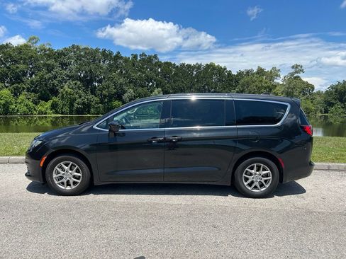 Used 2023 Chrysler Voyager LX FWD image 3
