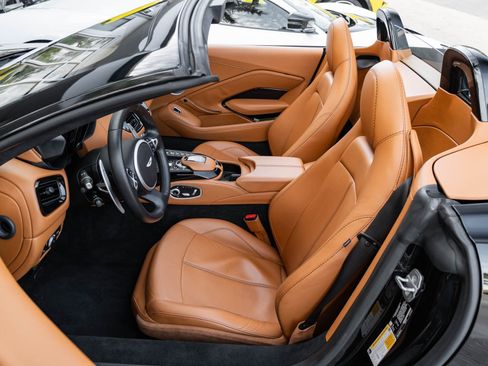 Used 2021 Aston Martin V8 Vantage Roadster image 15