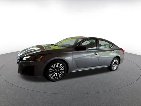 Used 2025 Nissan Altima 2.5 SV FWD image 7