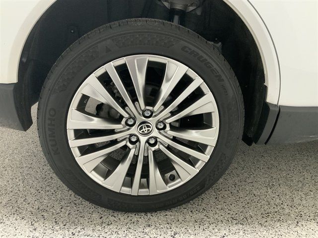 Used 2024 Toyota Venza XLE AWD/4WD image 13