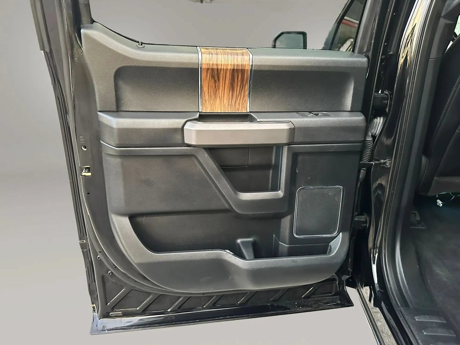 Used 2019 Ford F150 Platinum w/ Trailer Tow Package AWD/4WD image 16