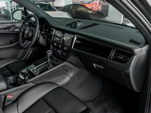 Certified 2025 Porsche Macan image 14