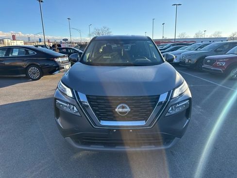Used 2023 Nissan Rogue SV image 2