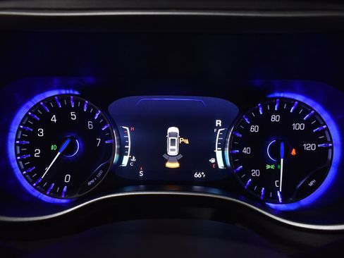 Certified 2024 Chrysler Pacifica Touring-L FWD image 10