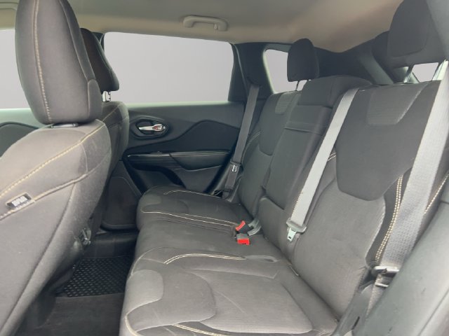 Used 2015 Jeep Cherokee Latitude w/ Cold Weather Group AWD/4WD image 18