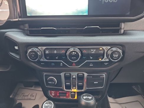 Used 2024 Jeep Wrangler Unlimited image 29