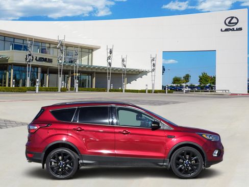 Used 2017 Ford Escape Titanium image 2