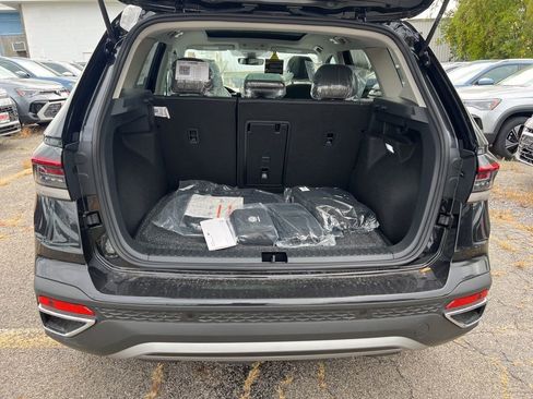 New 2025 Volkswagen Taos SE image 11