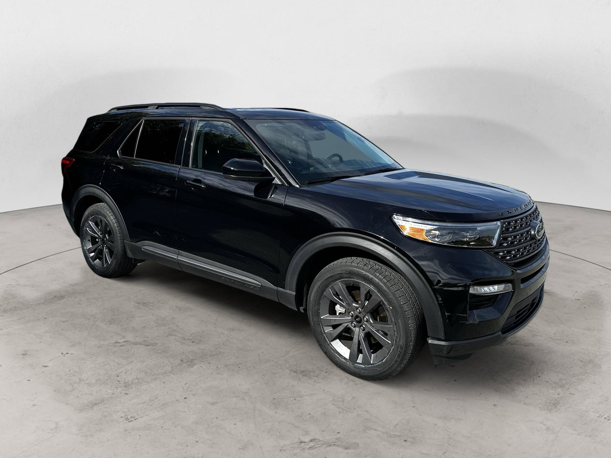 Used 2023 Ford Explorer XLT w/ Equipment Group 202A AWD/4WD image 7