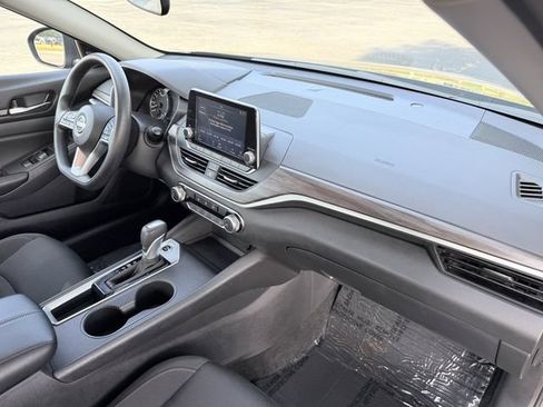 Used 2025 Nissan Altima 2.5 SV FWD image 30