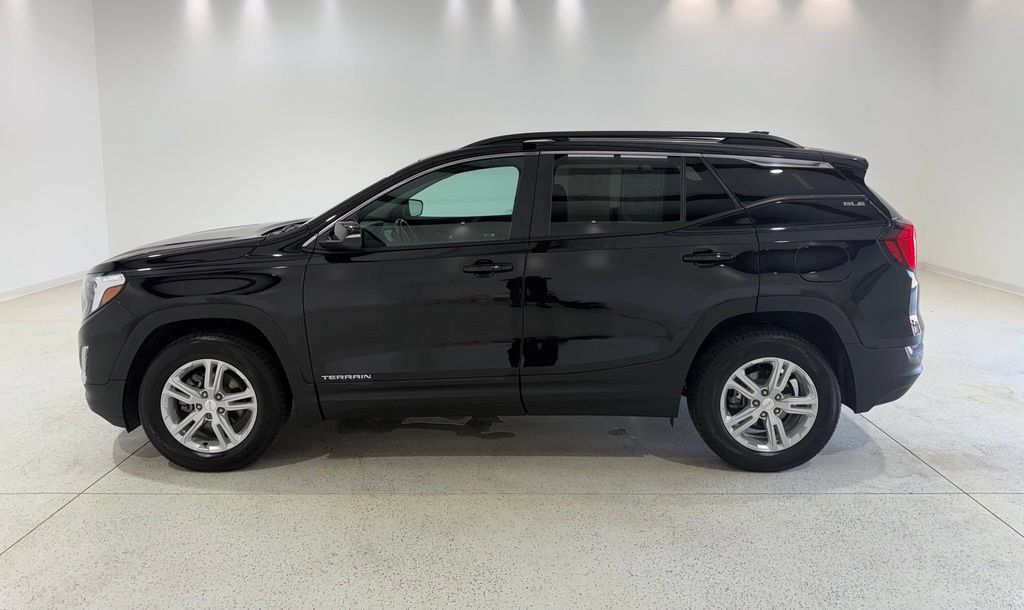 Used 2021 GMC Terrain SLE w/ Driver Convenience Package AWD/4WD image 2